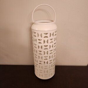 Oprah White Metal Vasa/Holder